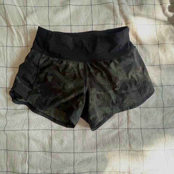 LULULEMON Speed Up Shorts Size 4 Green Camouflage - Picture 2 of 6